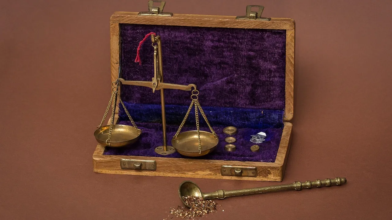 Une balance de précision et ses poids dans un coffret de bois