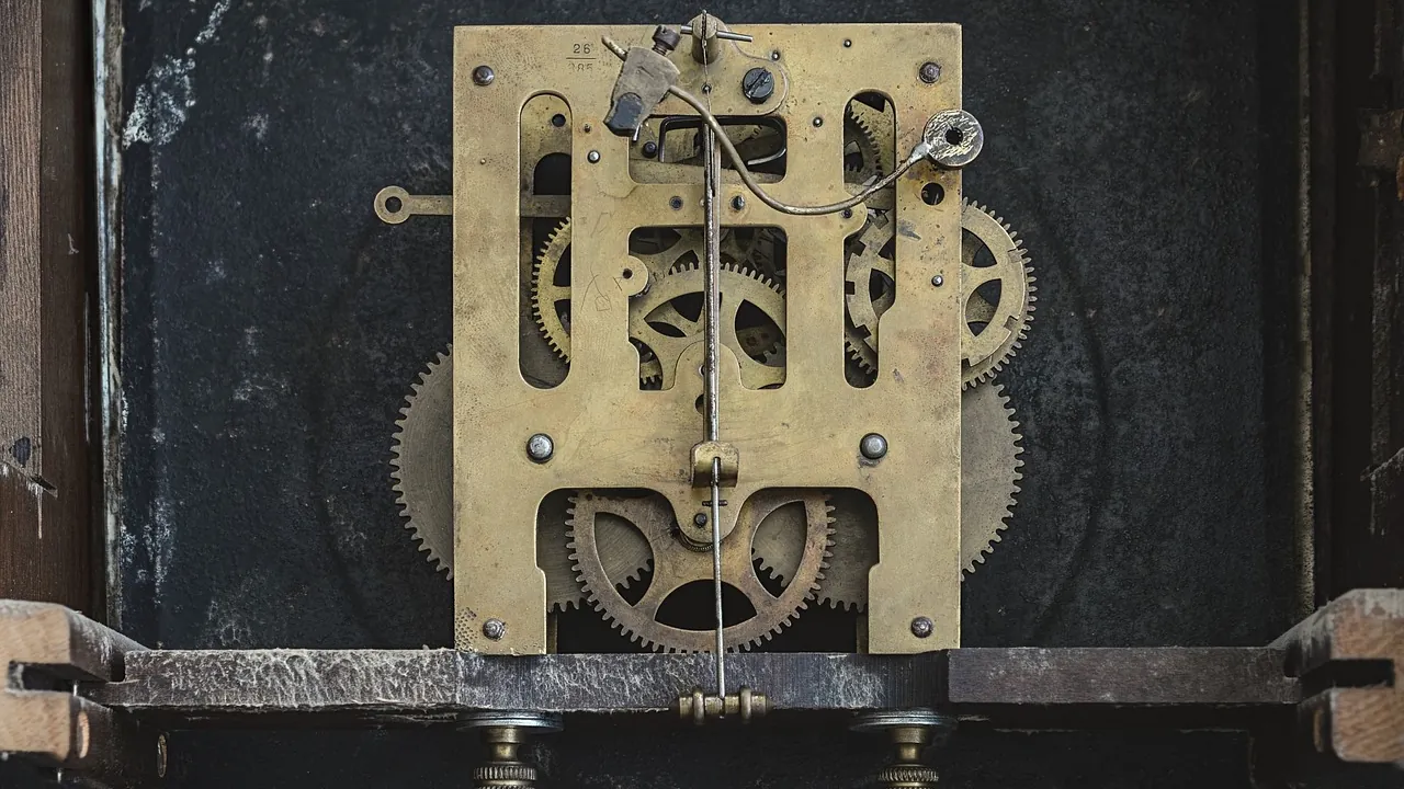 Mouvement d'horloge en laiton dans son boîtier